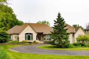 Sinissippi home for sale at 827 E Lakeview Rd in Hustisford Wisconsin