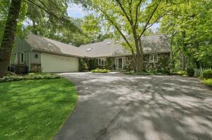 Geneva home for sale at 982  Tarrant Dr in Fontana Wisconsin