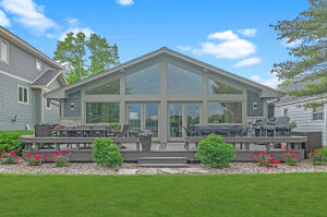 Pewaukee home for sale at N28W27558  Peninsula Dr in Pewaukee Wisconsin