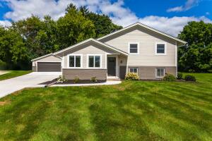 Pewaukee Lake home for sale at N20W28282  Oakton Rd in Delafield Wisconsin