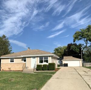 Deeded Water home for sale at 8274 N 55th St in Brown Deer Wisconsin