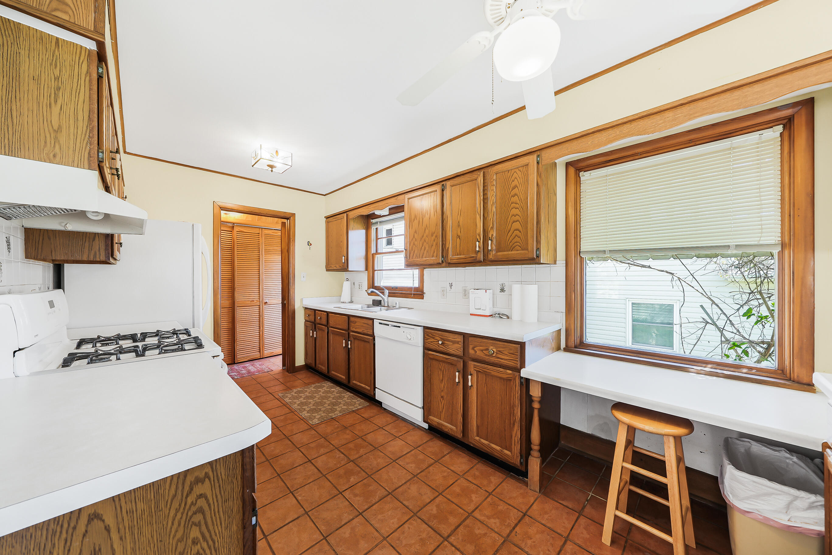 Wisconsin Lake Home for sale (MLS#: 1872060) at 330  Kinzie Ave, in Fontana, Wisconsin. (6 of 62)