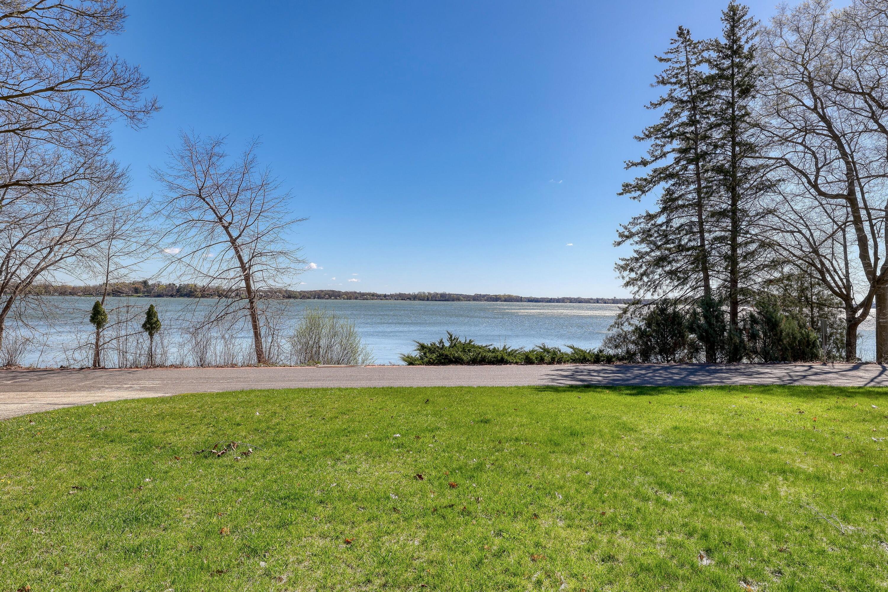 Wisconsin Lake Home for sale (MLS#: 1872082) at 618  Lac La Belle Dr, in Lac La Belle, Wisconsin. (5 of 39)