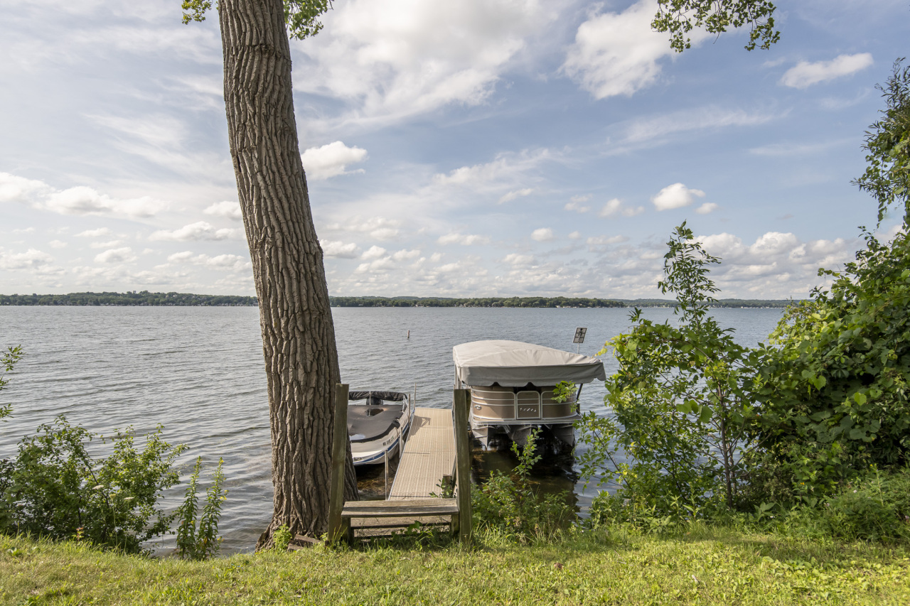 Wisconsin Lake Home for sale (MLS#: 1886960) at N39W27383  Hillside Grove Rd, in Pewaukee, Wisconsin. (12 of 50)