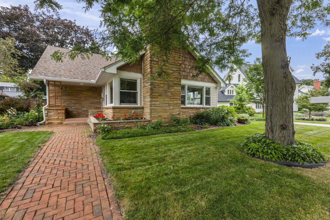 Wisconsin Lake Home for sale (MLS#: 1886968) at 706 W Glenview Ave, in Oconomowoc, Wisconsin. (2 of 33)