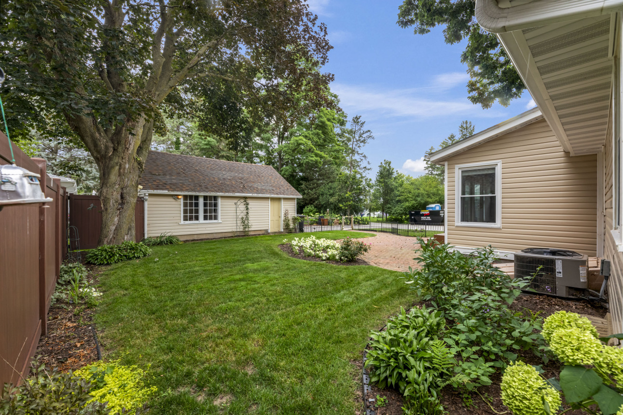 Wisconsin Lake Home for sale (MLS#: 1886968) at 706 W Glenview Ave, in Oconomowoc, Wisconsin. (3 of 33)