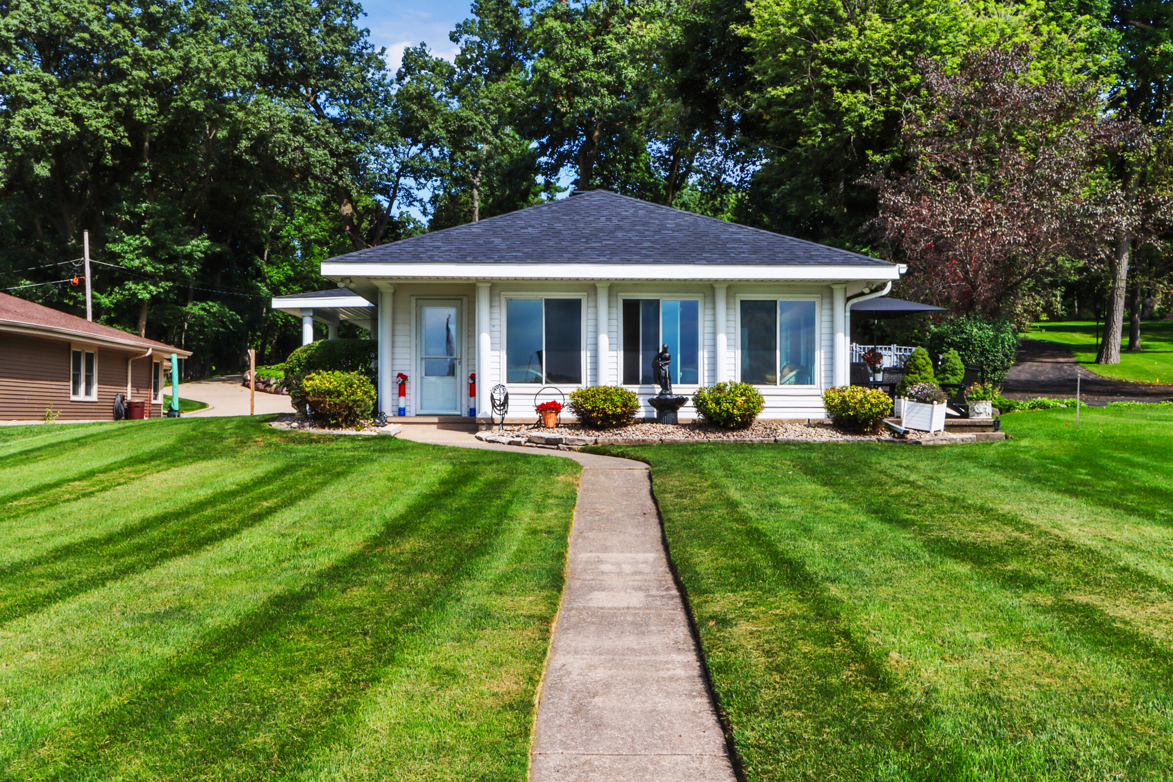 Wisconsin Lake Home for sale (MLS#: 1887610) at 2348  North Shore Dr, in Delavan, Wisconsin. (5 of 53)