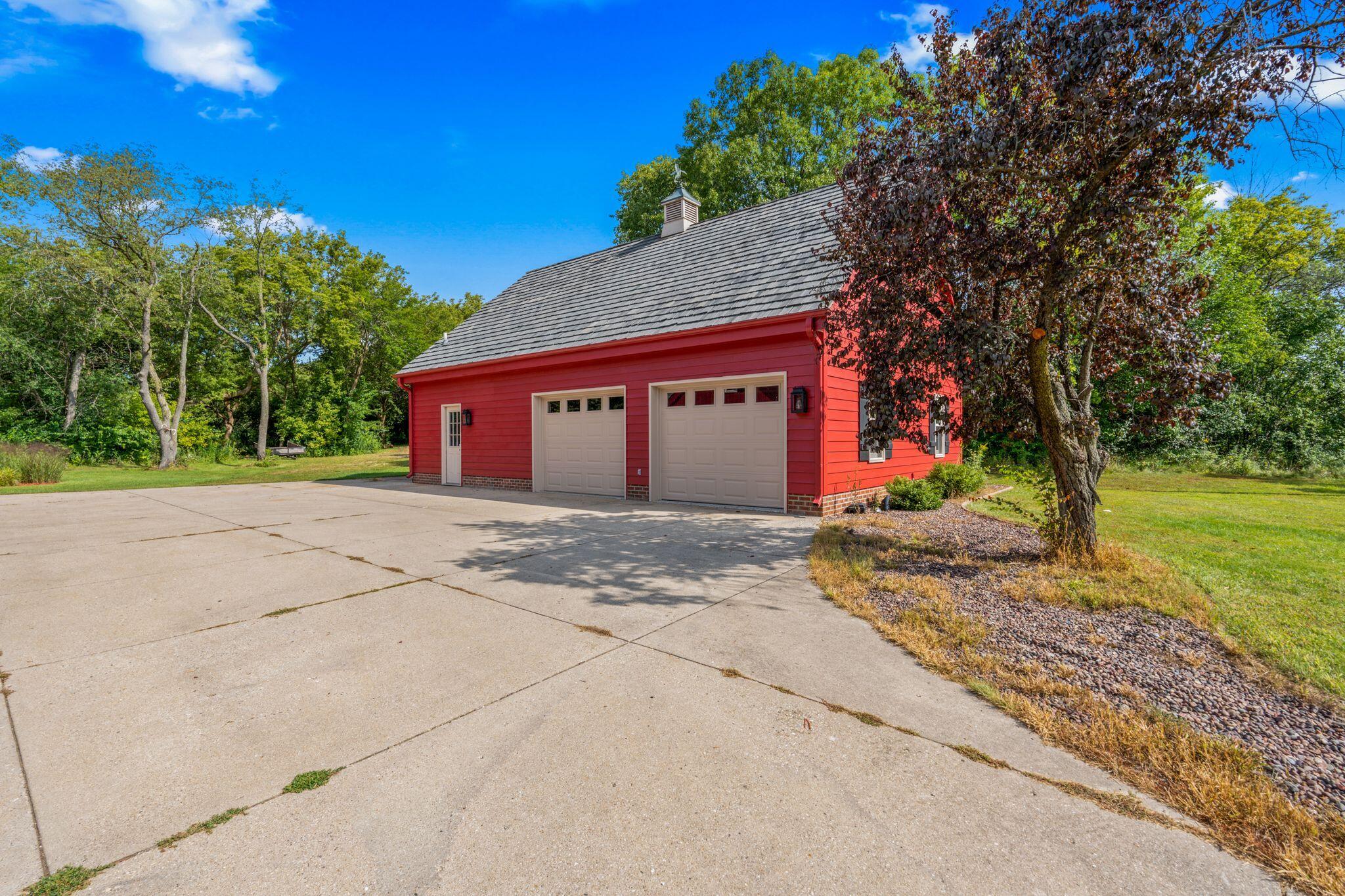 Wisconsin Lake Home for sale (MLS#: 1888168) at W297N931  Kings Way, in Waukesha, Wisconsin. (40 of 53)