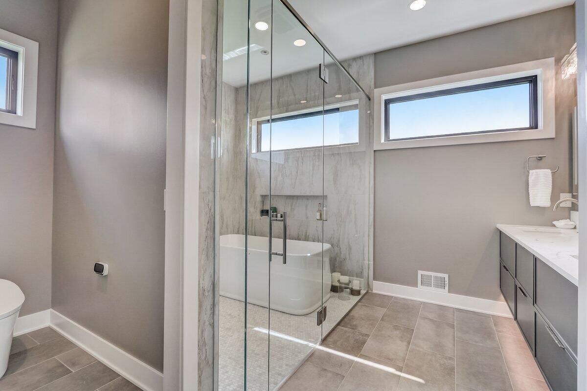 Wisconsin Lake Home for sale (MLS#: 1912814) at 12345 N East Shoreland Dr, in Mequon, Wisconsin. (12 of 31)