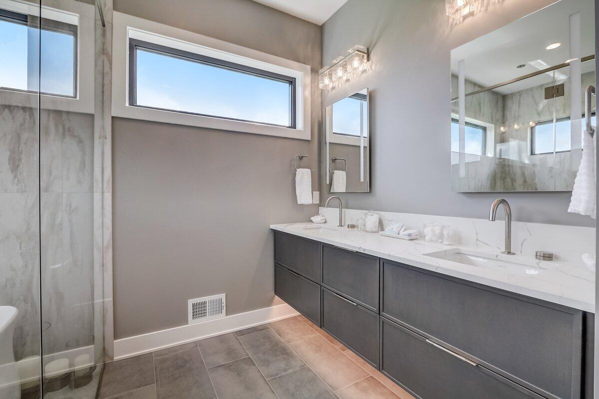 Wisconsin Lake Home for sale (MLS#: 1912814) at 12345 N East Shoreland Dr, in Mequon, Wisconsin. (13 of 31)