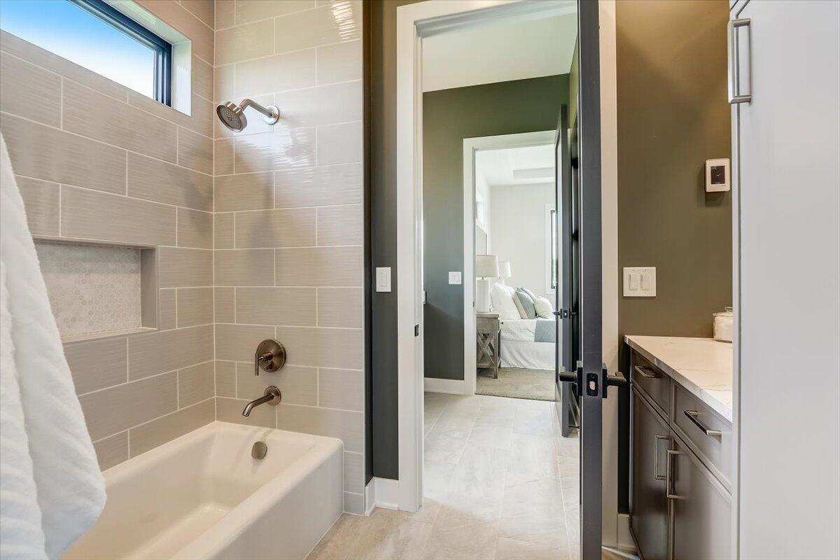 Wisconsin Lake Home for sale (MLS#: 1912814) at 12345 N East Shoreland Dr, in Mequon, Wisconsin. (21 of 31)