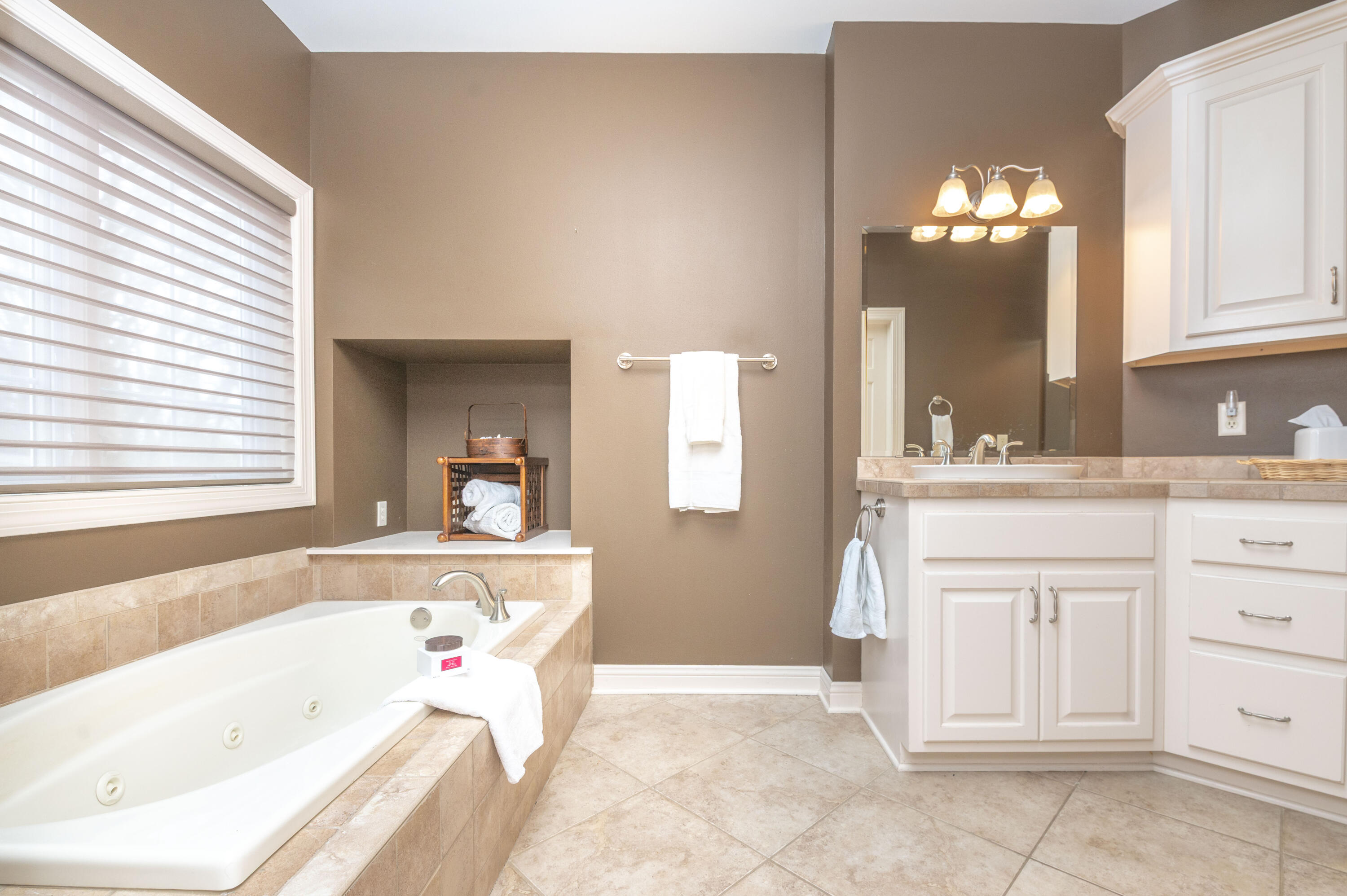 Wisconsin Lake Home for sale (MLS#: 1914017) at 314  Lac La Belle Dr, in Lac La Belle, Wisconsin. (25 of 49)