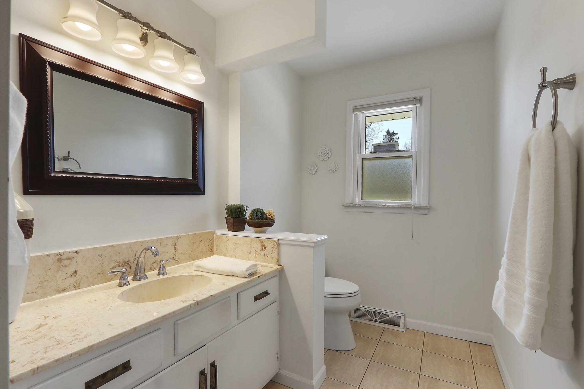 Wisconsin Lake Home for sale (MLS#: 1914732) at 2348  North Shore Dr, in Delavan, Wisconsin. (22 of 49)
