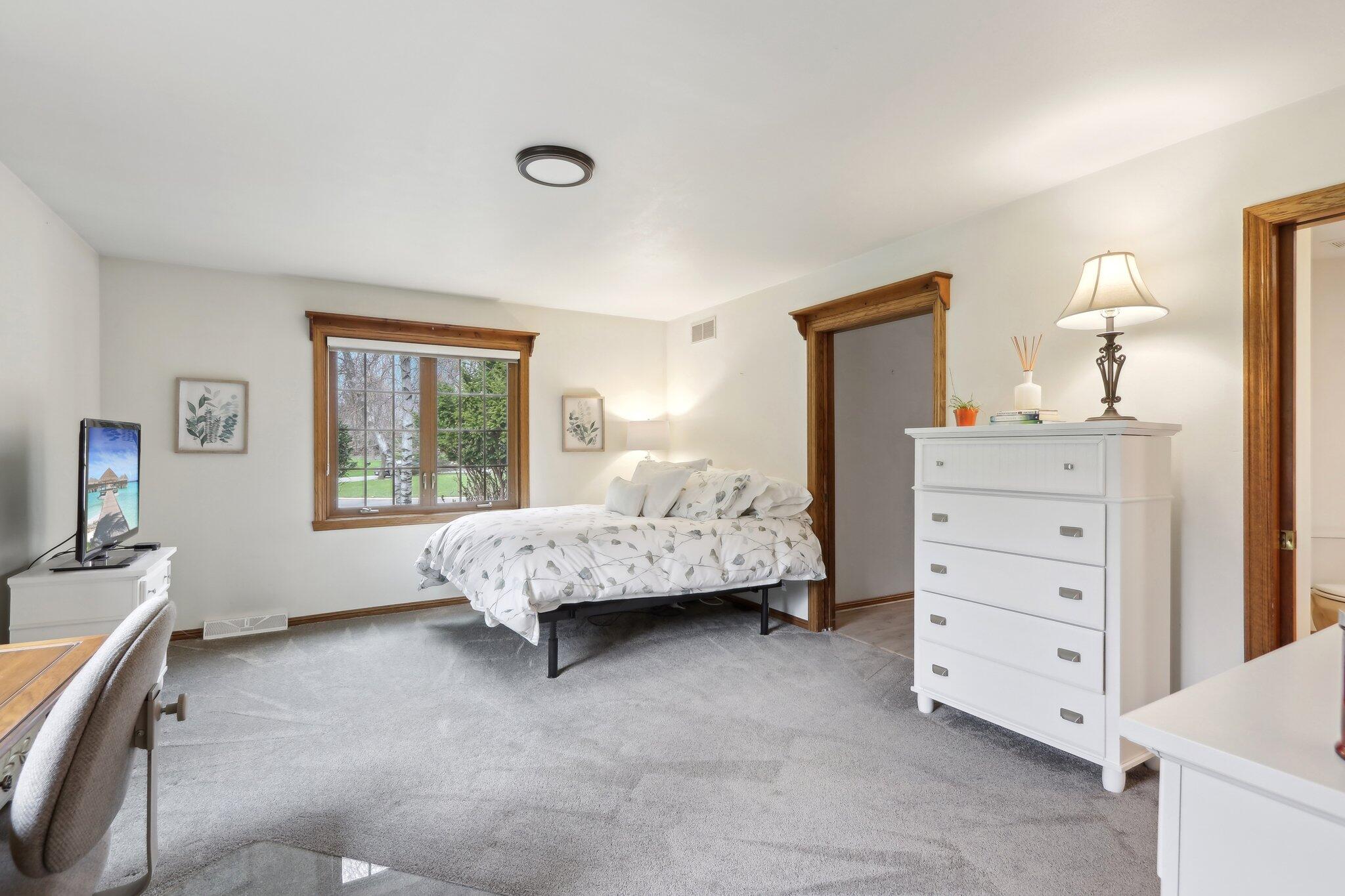 Wisconsin Lake Home for sale (MLS#: 1914961) at N62W38169  Westwinds Ct, in Oconomowoc, Wisconsin. (24 of 63)