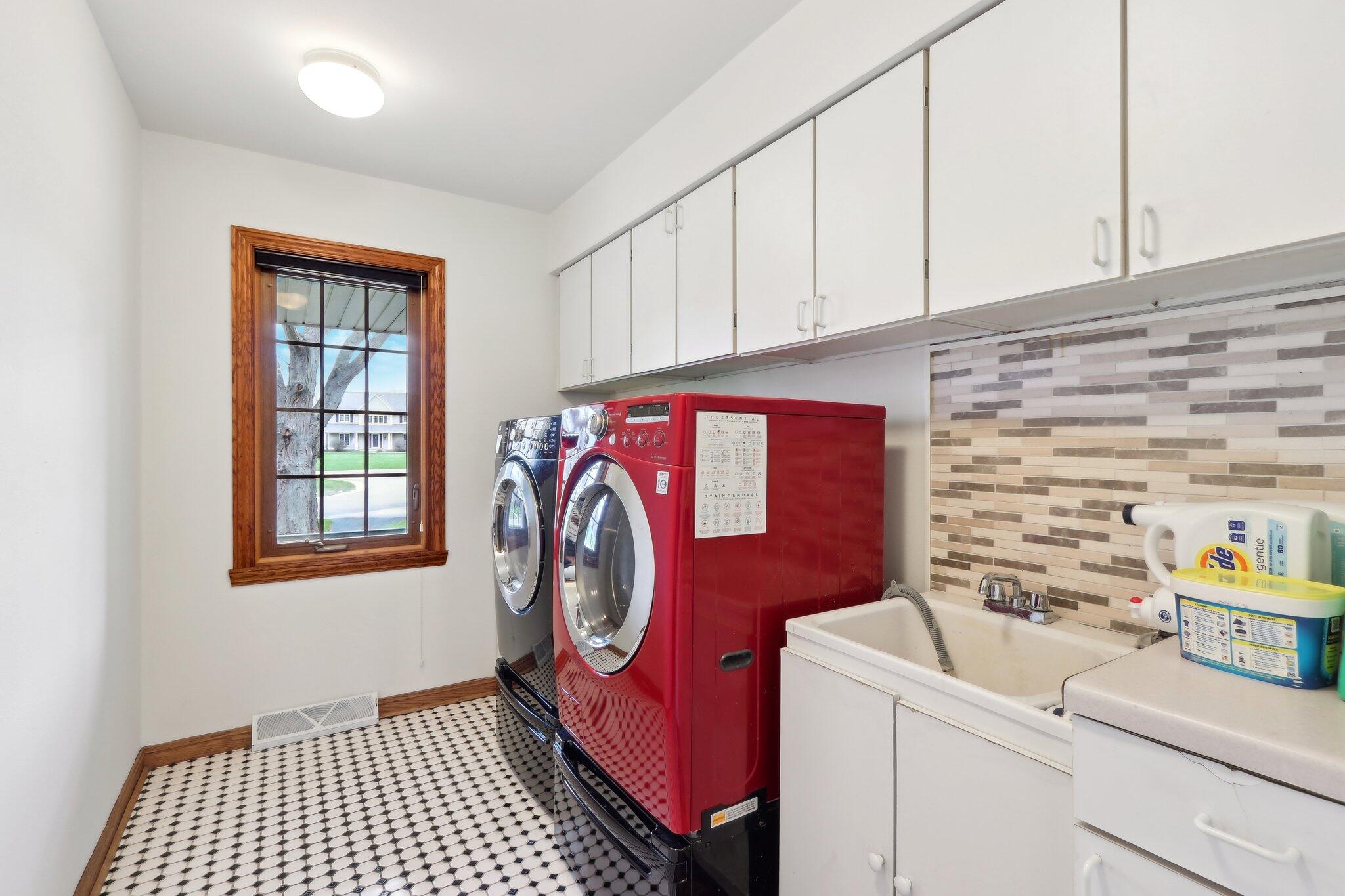 Wisconsin Lake Home for sale (MLS#: 1914961) at N62W38169  Westwinds Ct, in Oconomowoc, Wisconsin. (31 of 63)