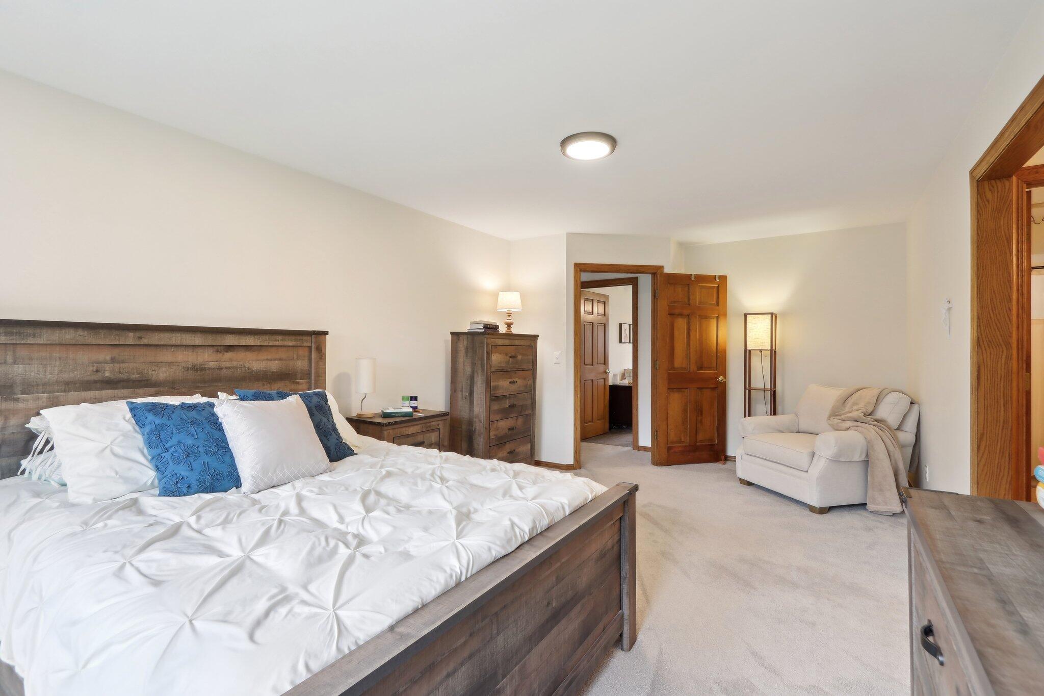 Wisconsin Lake Home for sale (MLS#: 1914961) at N62W38169  Westwinds Ct, in Oconomowoc, Wisconsin. (42 of 63)