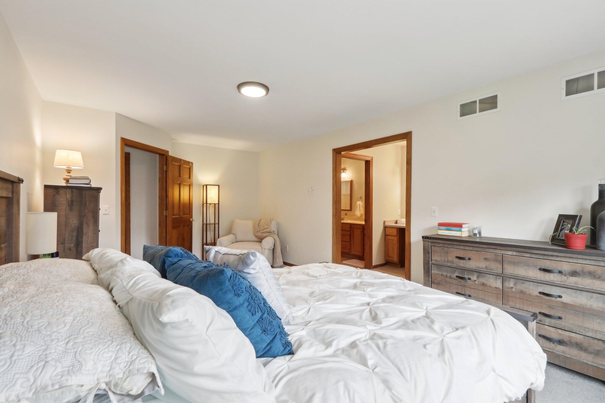 Wisconsin Lake Home for sale (MLS#: 1914961) at N62W38169  Westwinds Ct, in Oconomowoc, Wisconsin. (43 of 63)