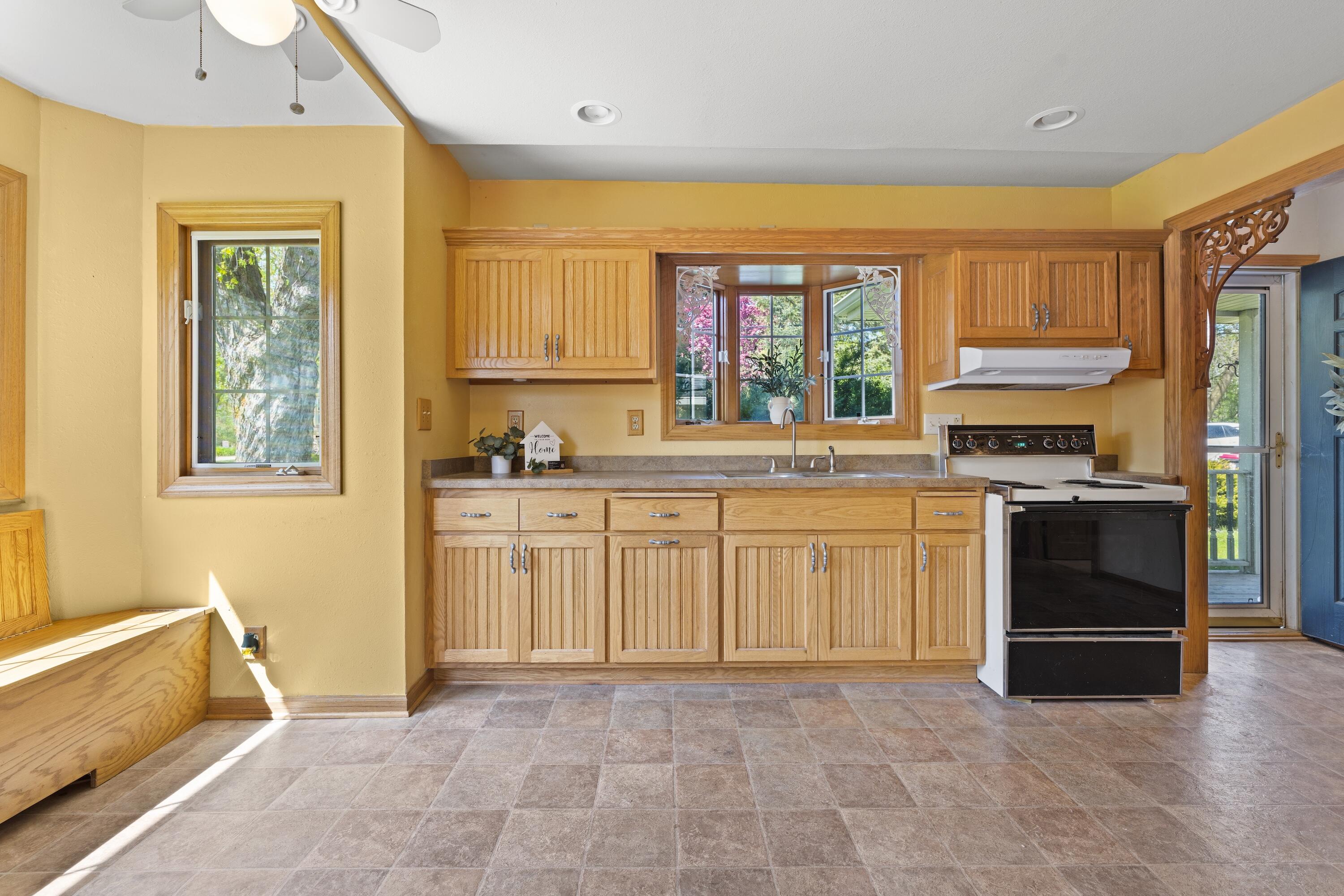 Wisconsin Lake Home for sale (MLS#: 1915544) at 3559  North Shore Dr, in Richfield, Wisconsin. (13 of 47)