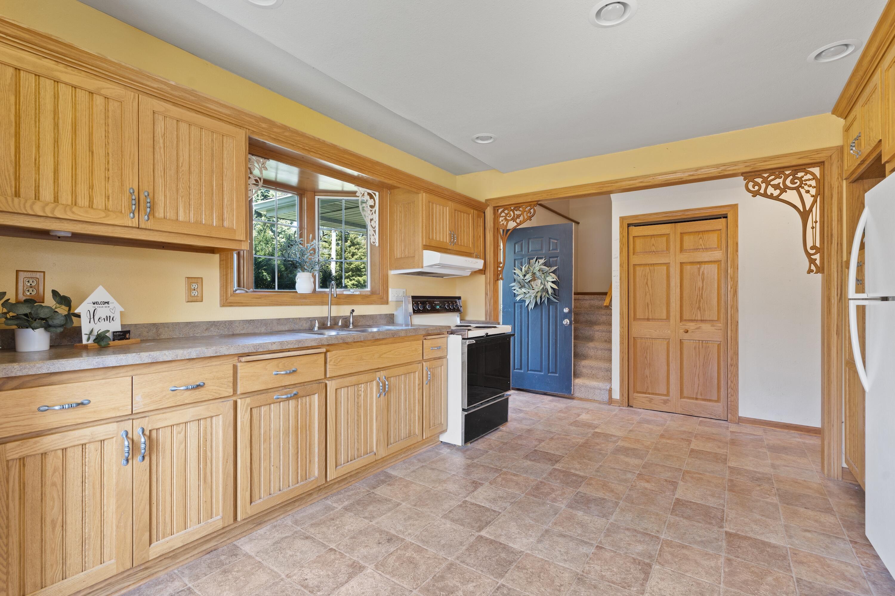 Wisconsin Lake Home for sale (MLS#: 1915544) at 3559  North Shore Dr, in Richfield, Wisconsin. (14 of 47)