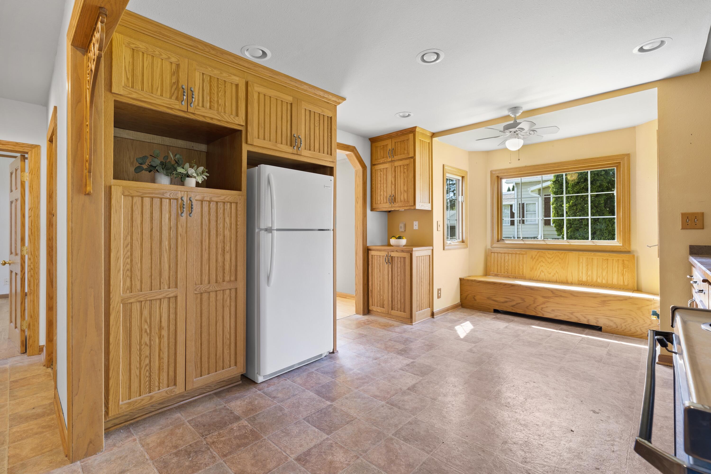 Wisconsin Lake Home for sale (MLS#: 1915544) at 3559  North Shore Dr, in Richfield, Wisconsin. (15 of 47)