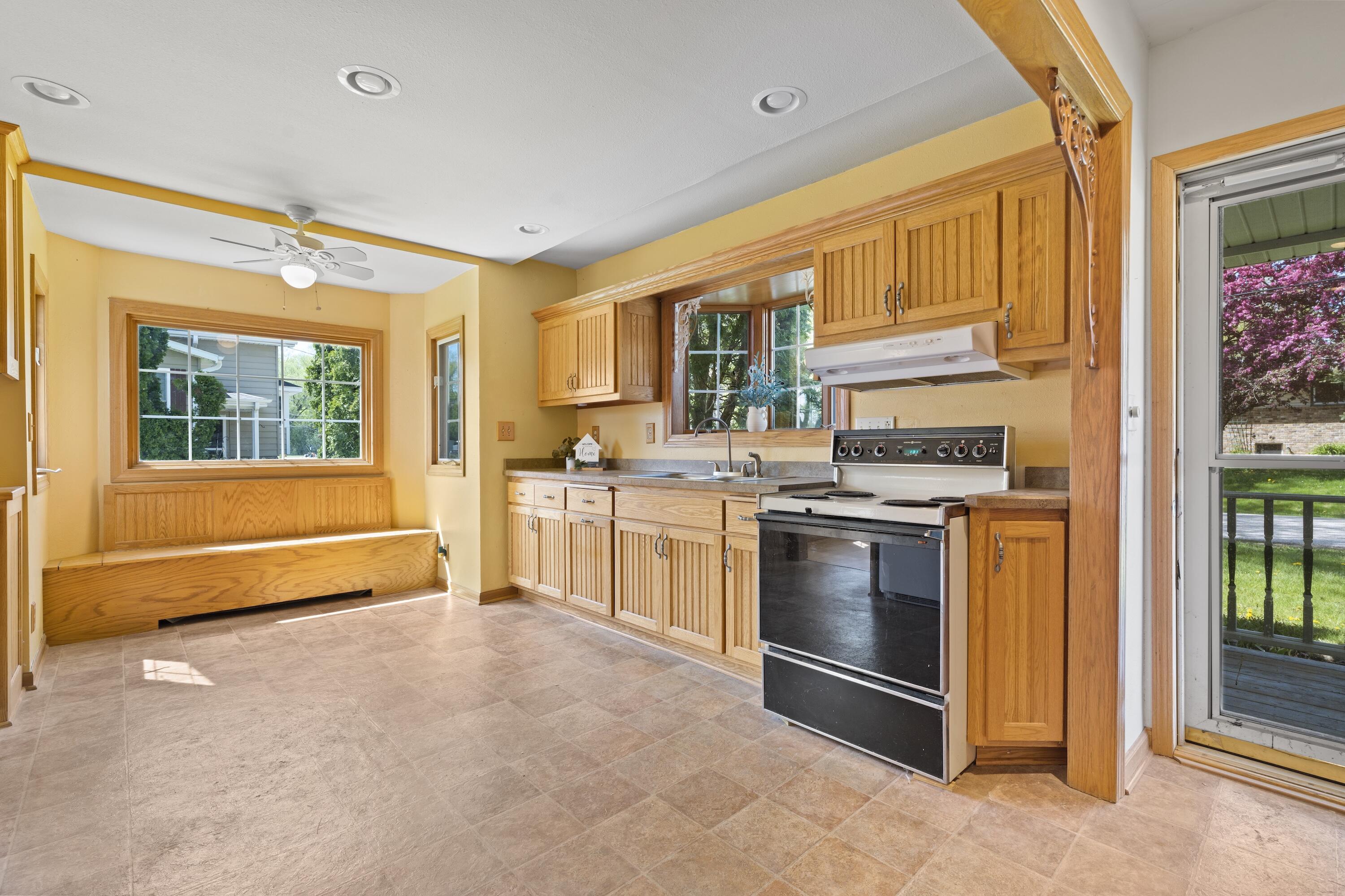 Wisconsin Lake Home for sale (MLS#: 1915544) at 3559  North Shore Dr, in Richfield, Wisconsin. (3 of 47)
