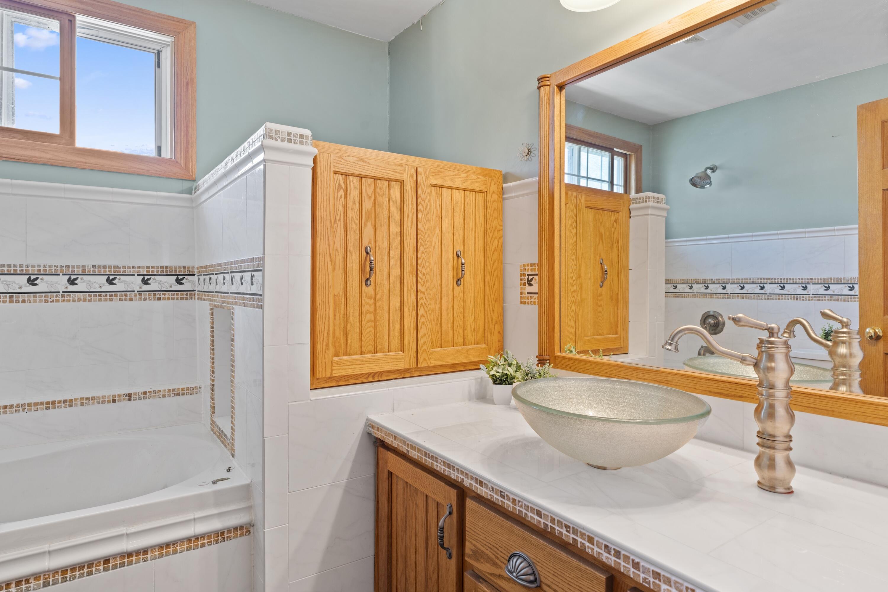 Wisconsin Lake Home for sale (MLS#: 1915544) at 3559  North Shore Dr, in Richfield, Wisconsin. (23 of 47)