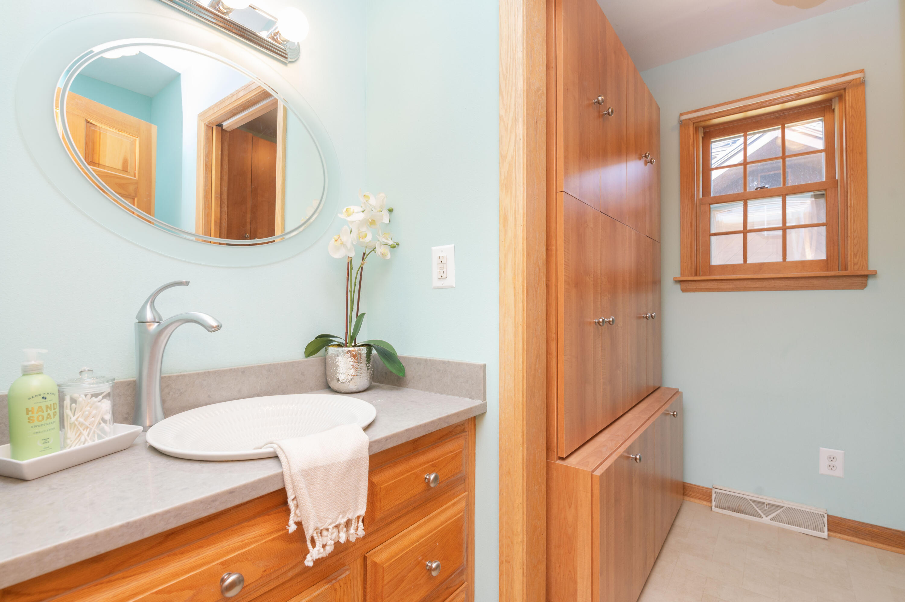 Wisconsin Lake Home for sale (MLS#: 1915571) at W347N5904  Lake Dr, in Oconomowoc, Wisconsin. (19 of 43)