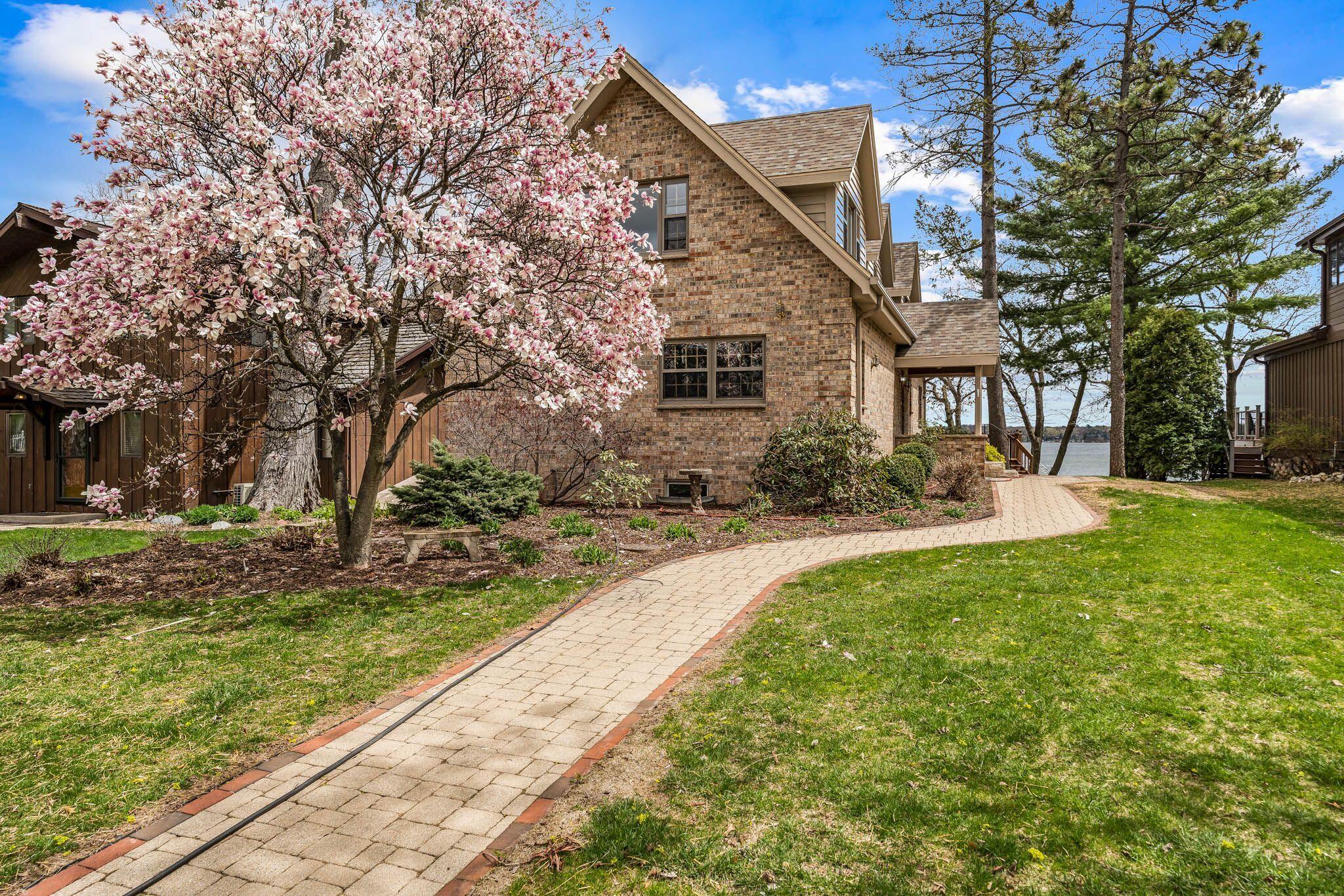Wisconsin Lake Home for sale (MLS#: 1915571) at W347N5904  Lake Dr, in Oconomowoc, Wisconsin. (20 of 43)