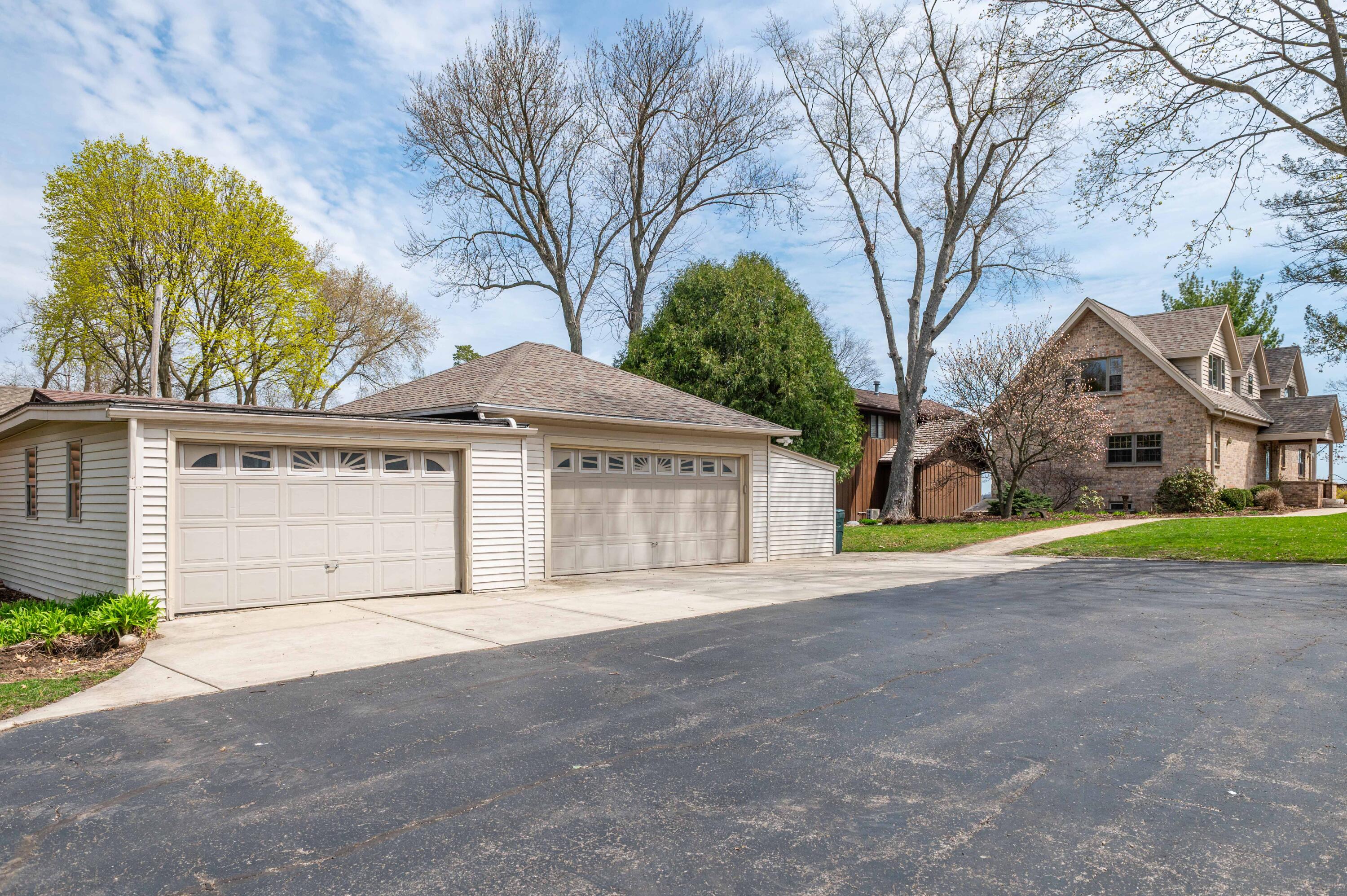 Wisconsin Lake Home for sale (MLS#: 1915571) at W347N5904  Lake Dr, in Oconomowoc, Wisconsin. (36 of 43)