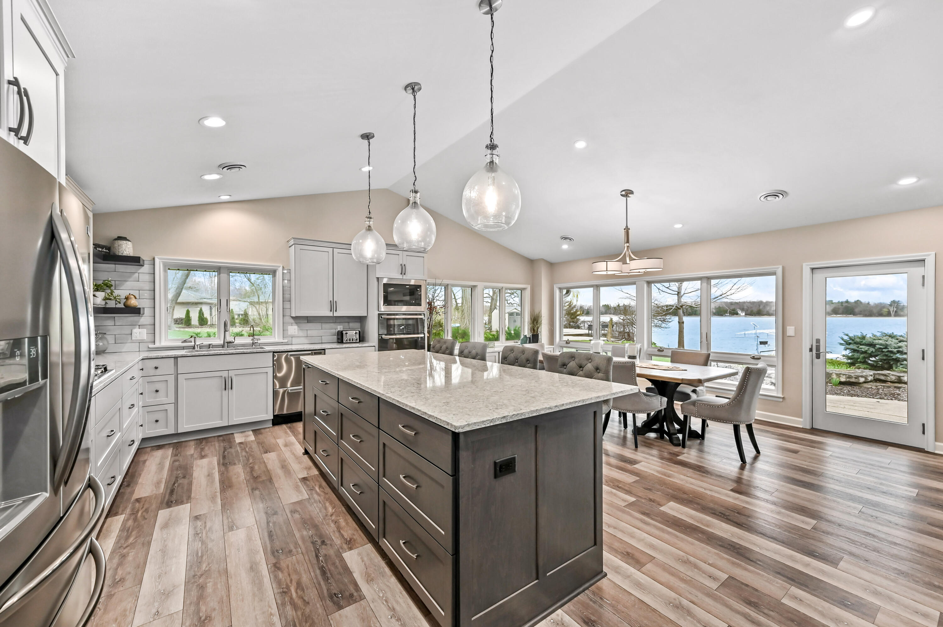 Wisconsin Lake Home for sale (MLS#: 1915806) at 1620 N Dousman Rd, in Summit, Wisconsin. (18 of 40)