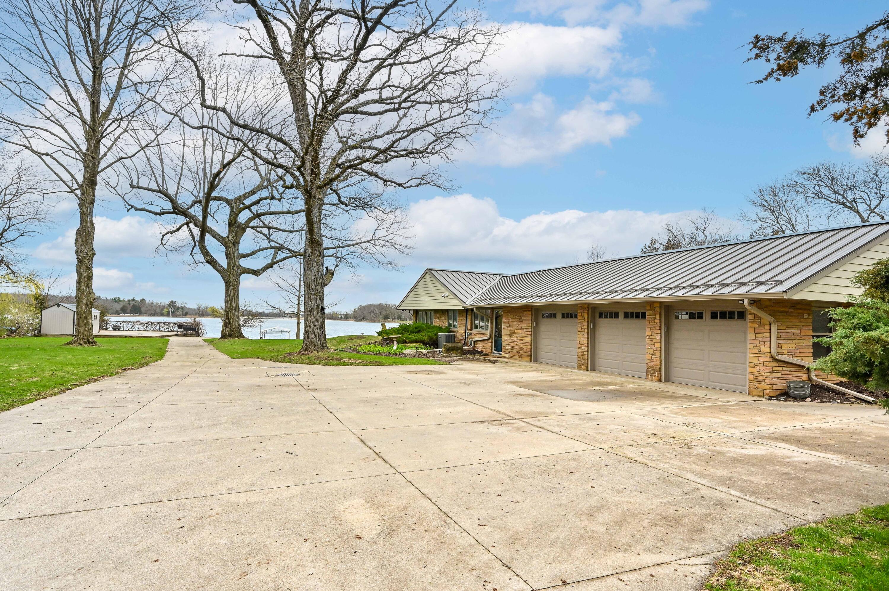 Wisconsin Lake Home for sale (MLS#: 1915806) at 1620 N Dousman Rd, in Summit, Wisconsin. (4 of 40)