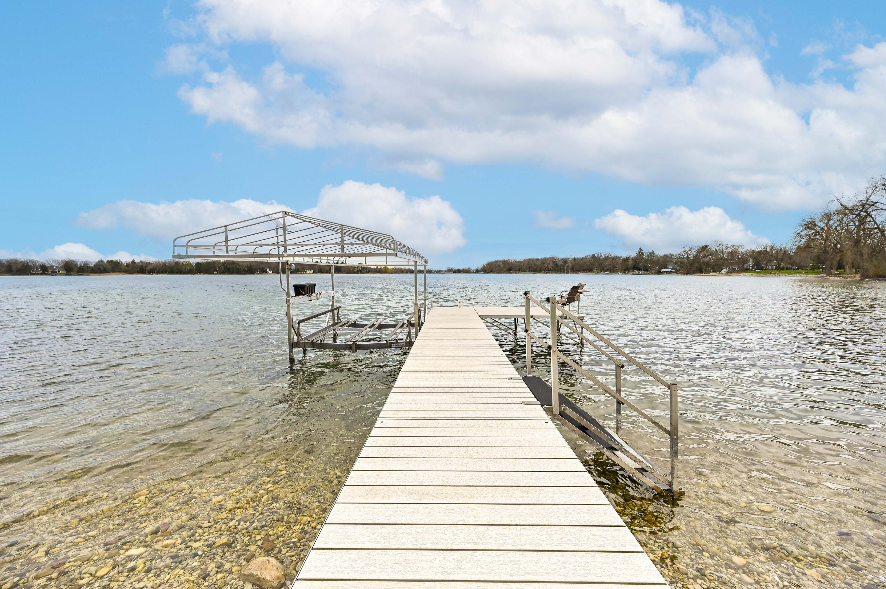 Wisconsin Lake Home for sale (MLS#: 1915806) at 1620 N Dousman Rd, in Summit, Wisconsin. (7 of 40)