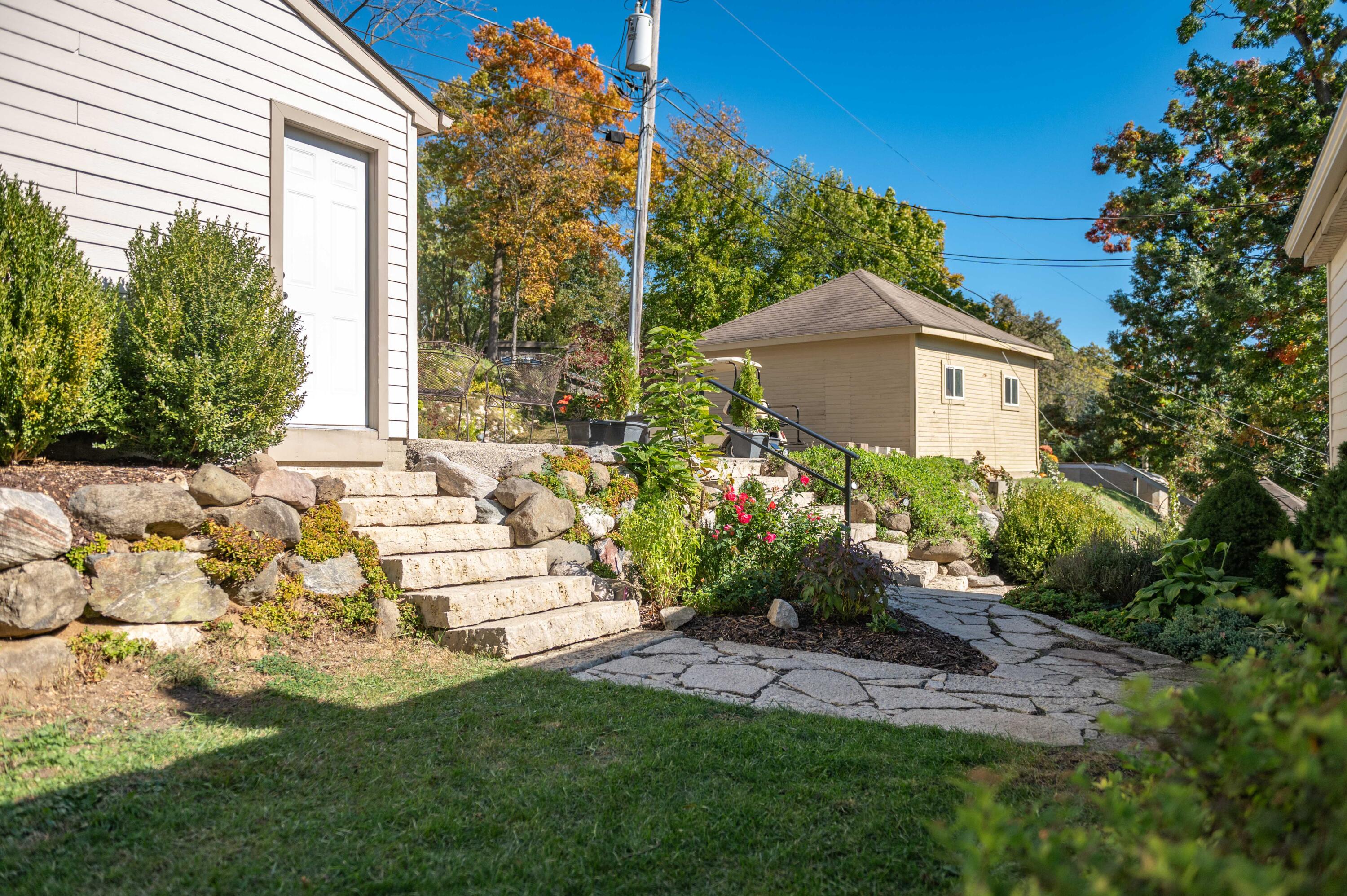 Wisconsin Lake Home for sale (MLS#: 1916145) at N39W27485  Hillside Grove Rd, in Pewaukee, Wisconsin. (34 of 44)