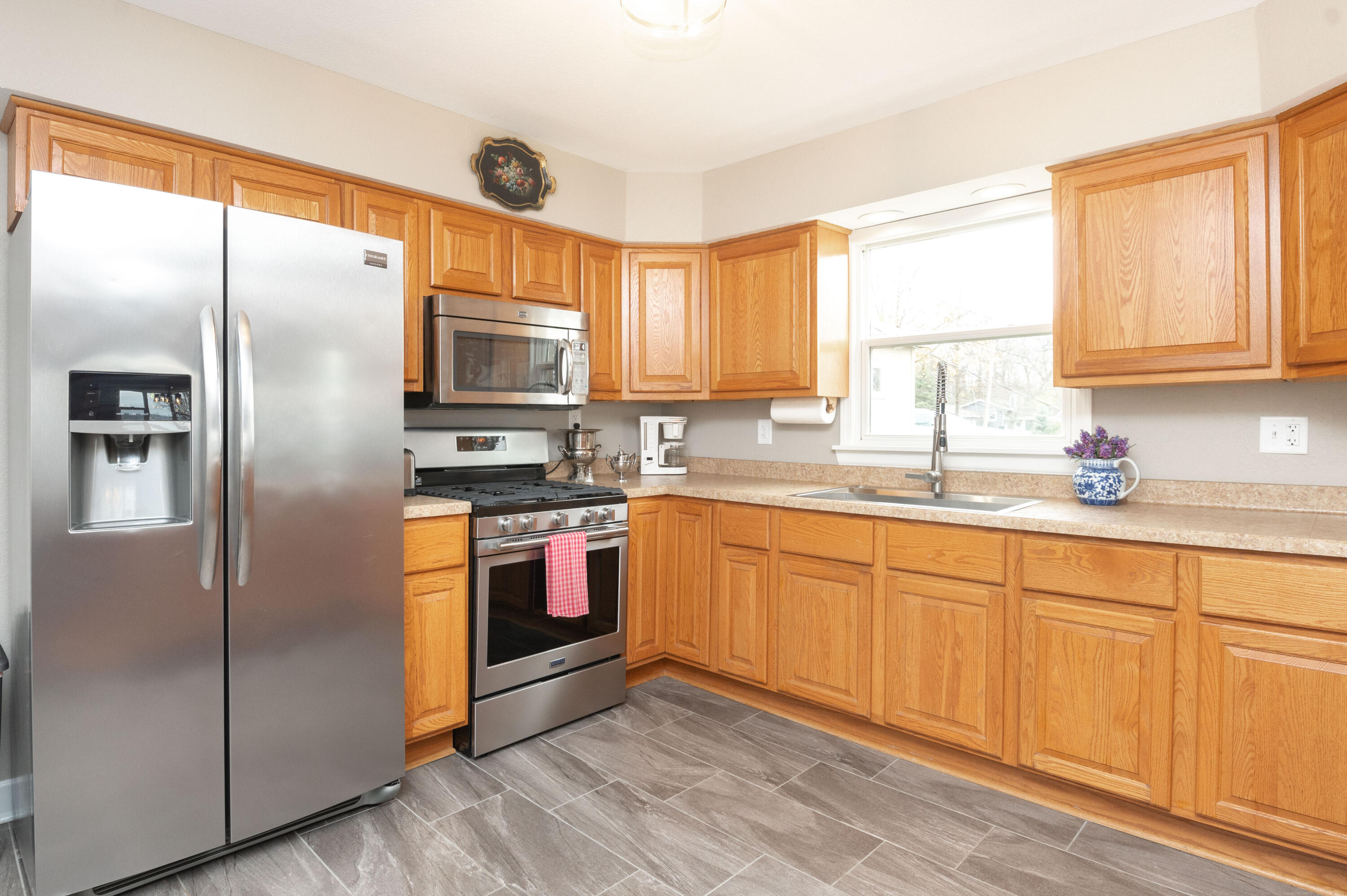 Wisconsin Lake Home for sale (MLS#: 1916145) at N39W27485  Hillside Grove Rd, in Pewaukee, Wisconsin. (5 of 44)