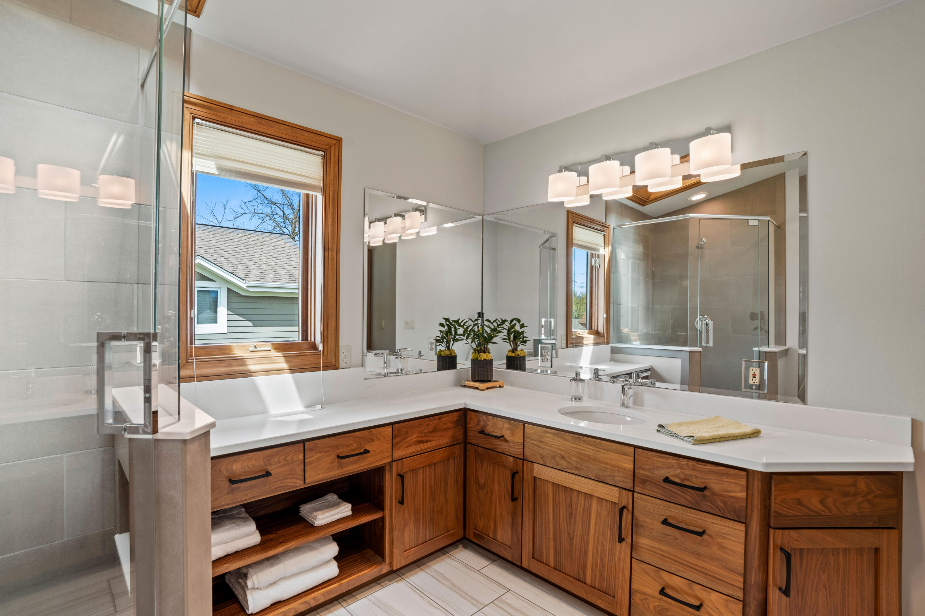 Wisconsin Lake Home for sale (MLS#: 1916939) at W290N8220  Florencetta Hts, in Merton, Wisconsin. (38 of 70)