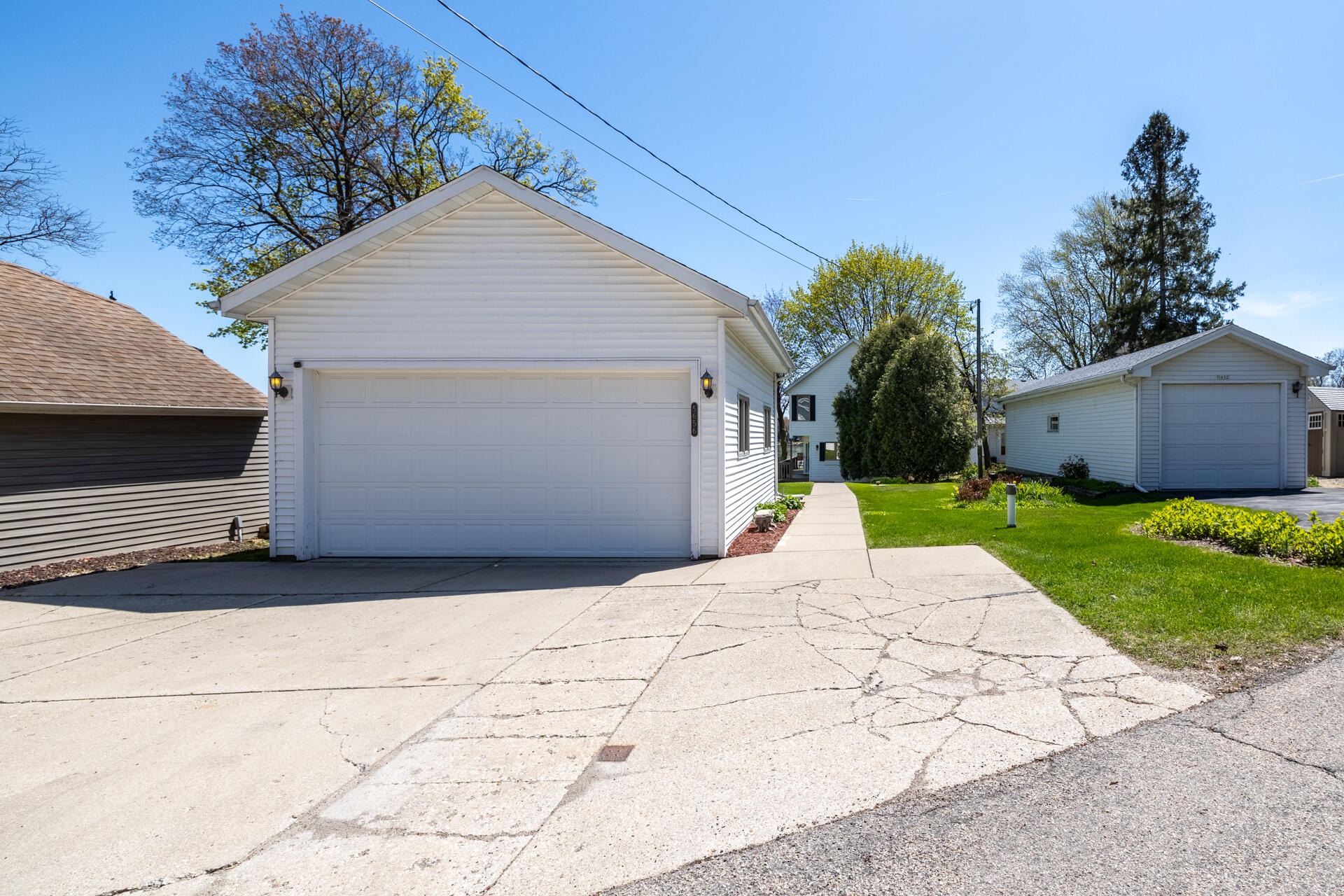 Wisconsin Lake Home for sale (MLS#: 1917393) at 5656 W Lake Dr, in West Bend, Wisconsin. (14 of 39)