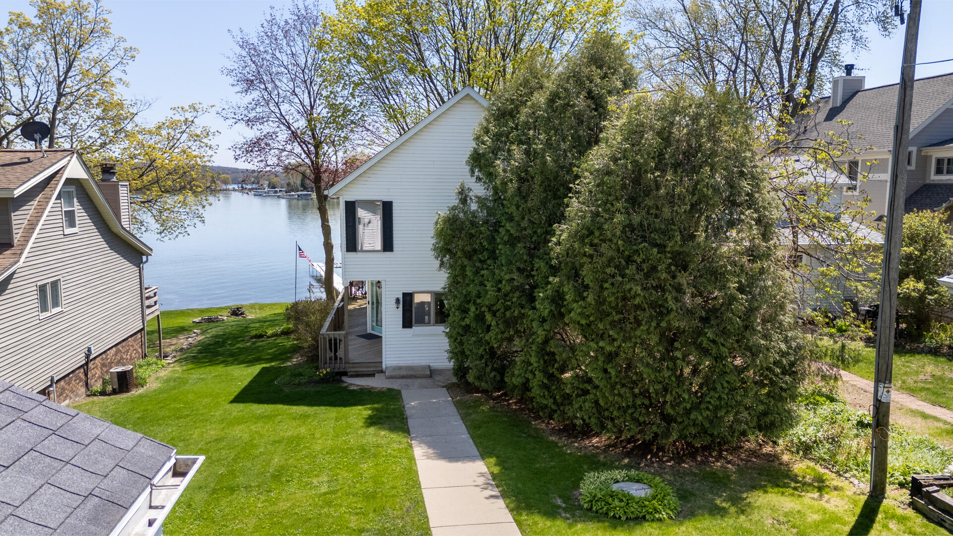 Wisconsin Lake Home for sale (MLS#: 1917393) at 5656 W Lake Dr, in West Bend, Wisconsin. (5 of 39)