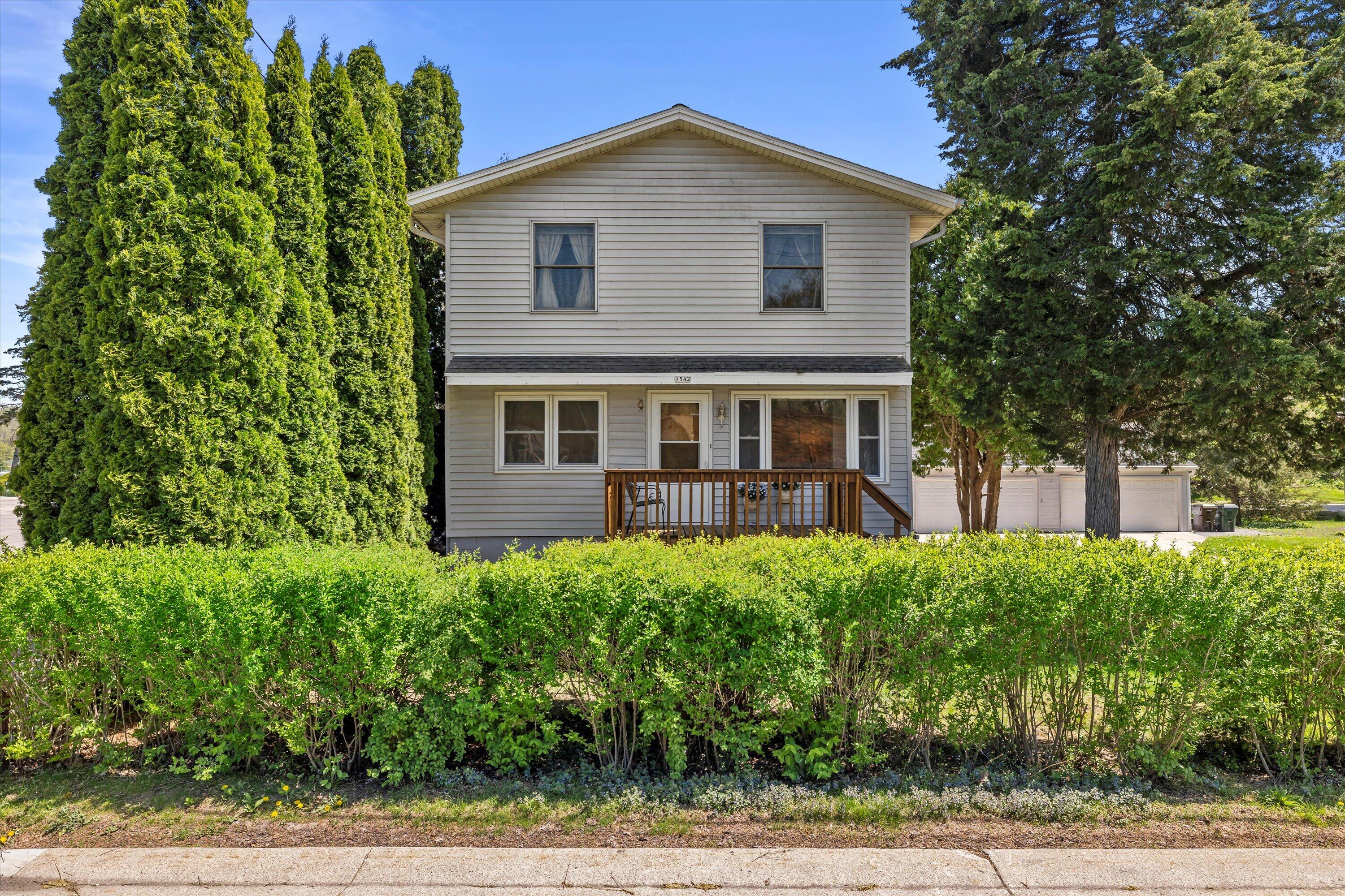 Wisconsin Lake Home for sale (MLS#: 1917592) at 1542  3rd St, in Delafield, Wisconsin. (5 of 34)