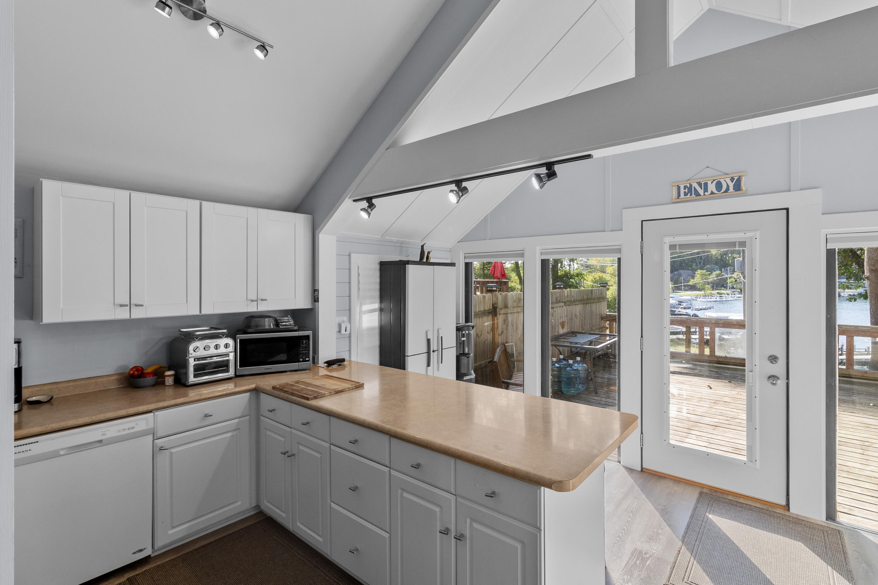 Wisconsin Lake Home for sale (MLS#: 1917895) at N9270  East Shore Rd, in East Troy, Wisconsin. (9 of 37)