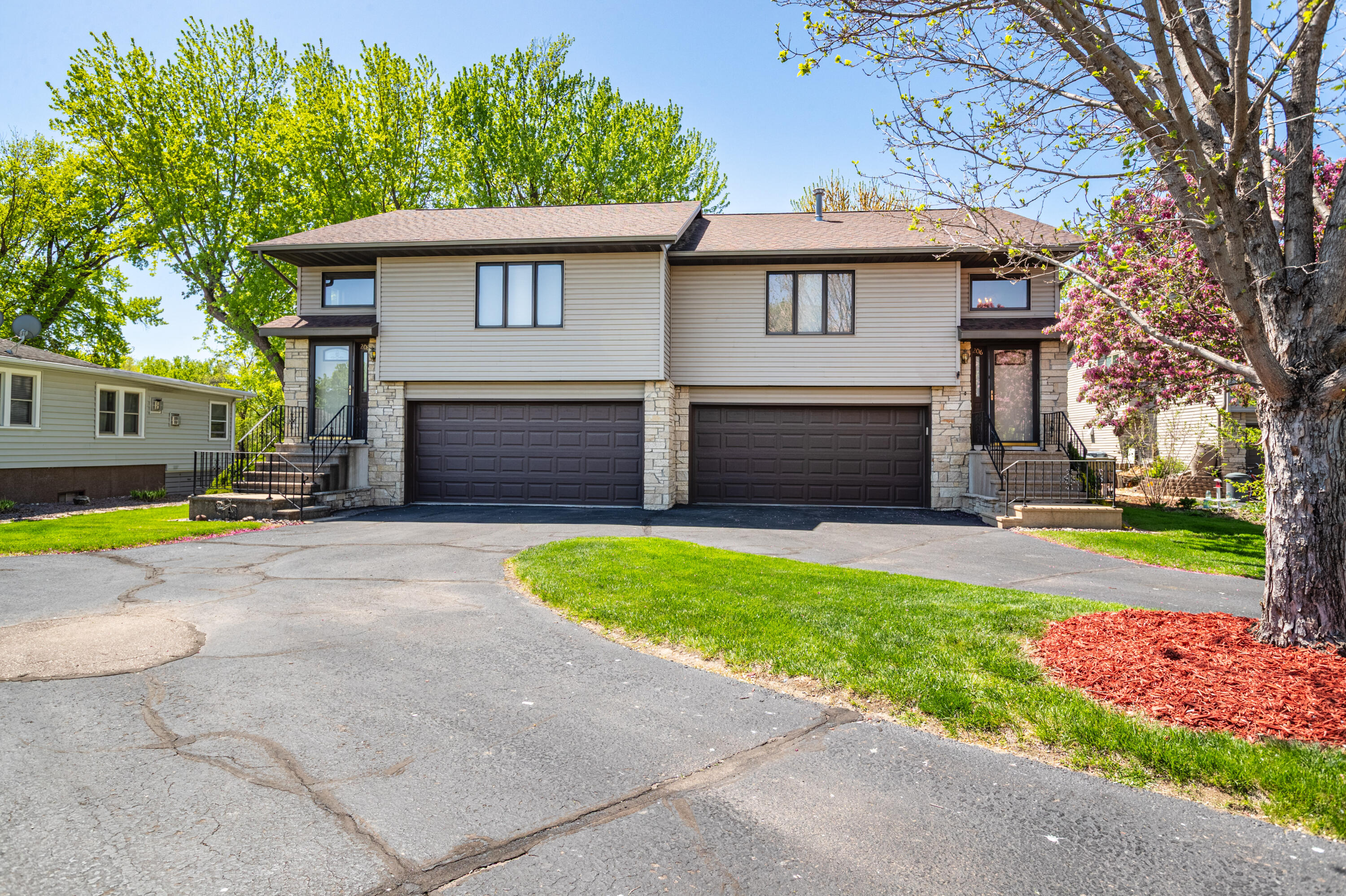 Wisconsin Lake Home for sale (MLS#: 1917911) at 206  WESTVIEW PL -, in La Crosse, Wisconsin. (8 of 46)