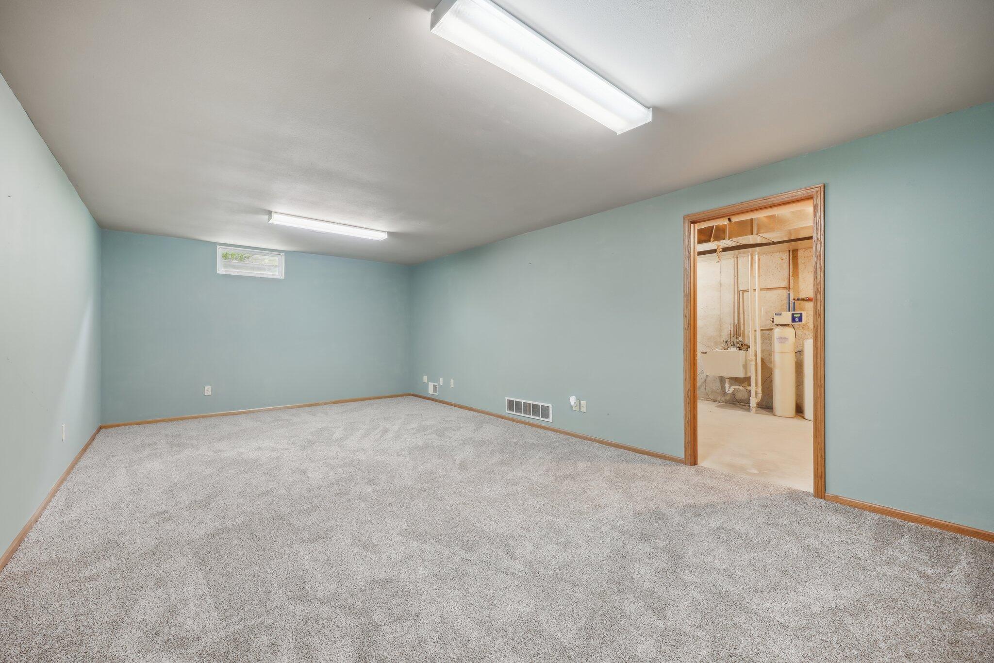 Wisconsin Lake Home for sale (MLS#: 1918323) at 1212 N Glenwood Cir, in West Bend, Wisconsin. (21 of 40)