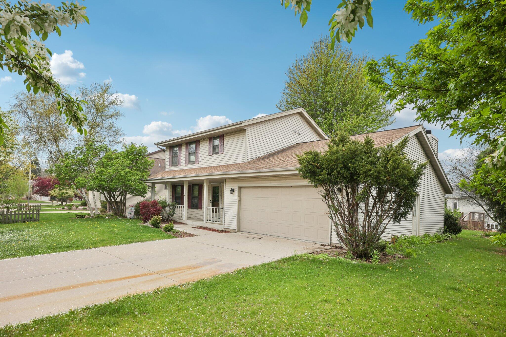 Wisconsin Lake Home for sale (MLS#: 1918323) at 1212 N Glenwood Cir, in West Bend, Wisconsin. (33 of 40)