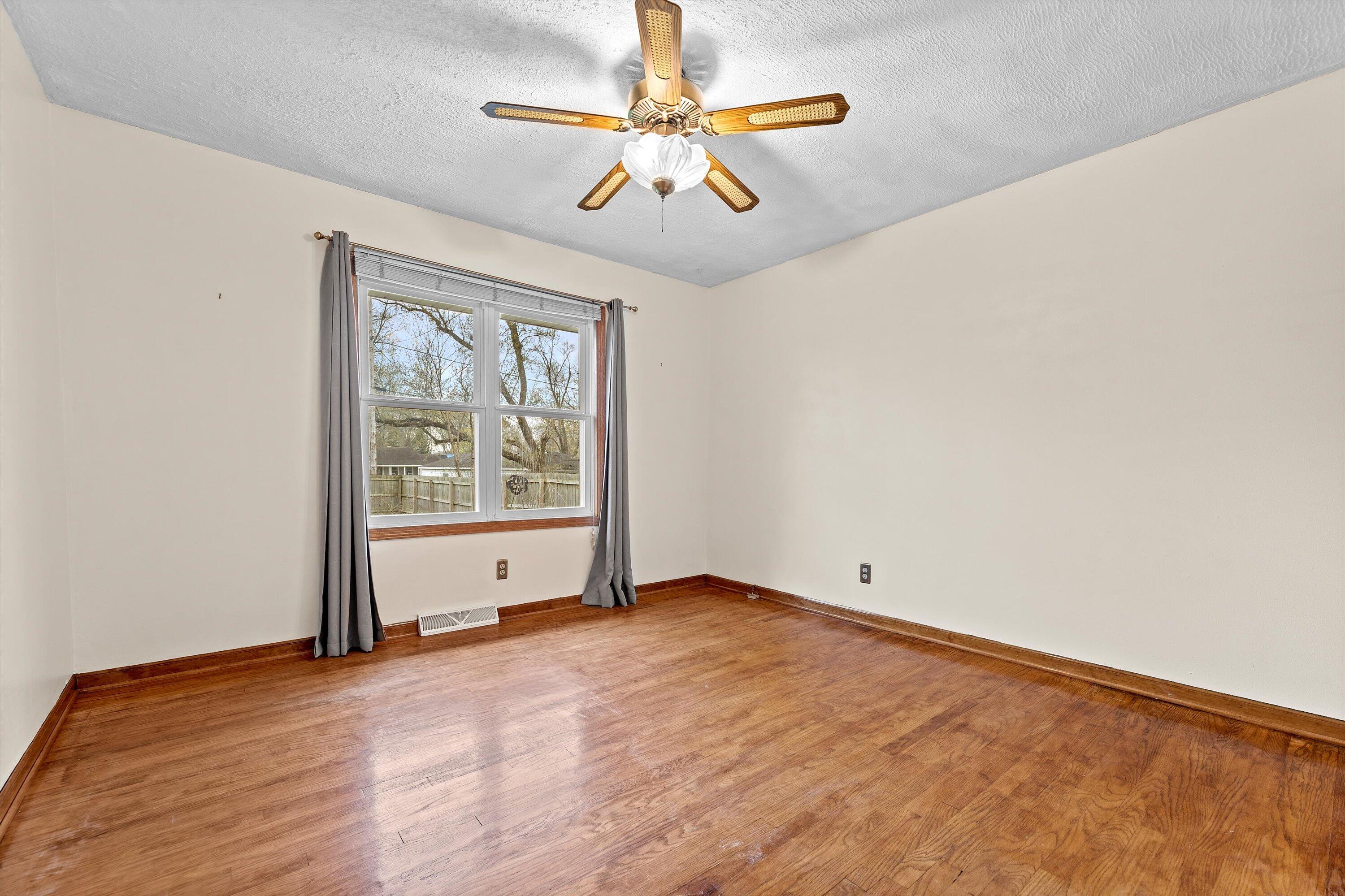 Wisconsin Lake Home for sale (MLS#: 1918719) at 411  Henry St, in Mukwonago, Wisconsin. (18 of 38)