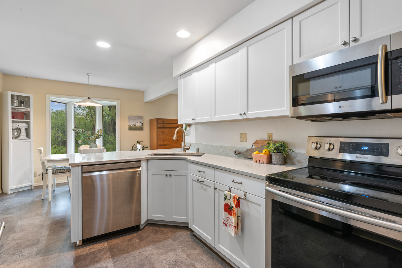 Wisconsin Lake Home for sale (MLS#: 1918836) at 10331 N Flanders Ct, in Mequon, Wisconsin. (11 of 37)