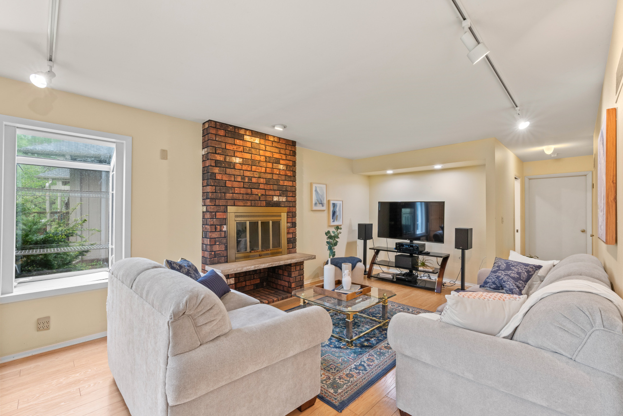 Wisconsin Lake Home for sale (MLS#: 1918836) at 10331 N Flanders Ct, in Mequon, Wisconsin. (16 of 37)