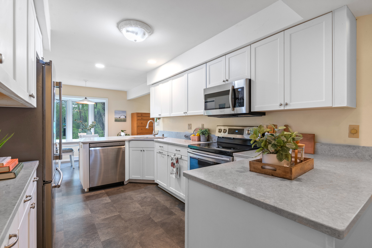 Wisconsin Lake Home for sale (MLS#: 1918836) at 10331 N Flanders Ct, in Mequon, Wisconsin. (4 of 37)