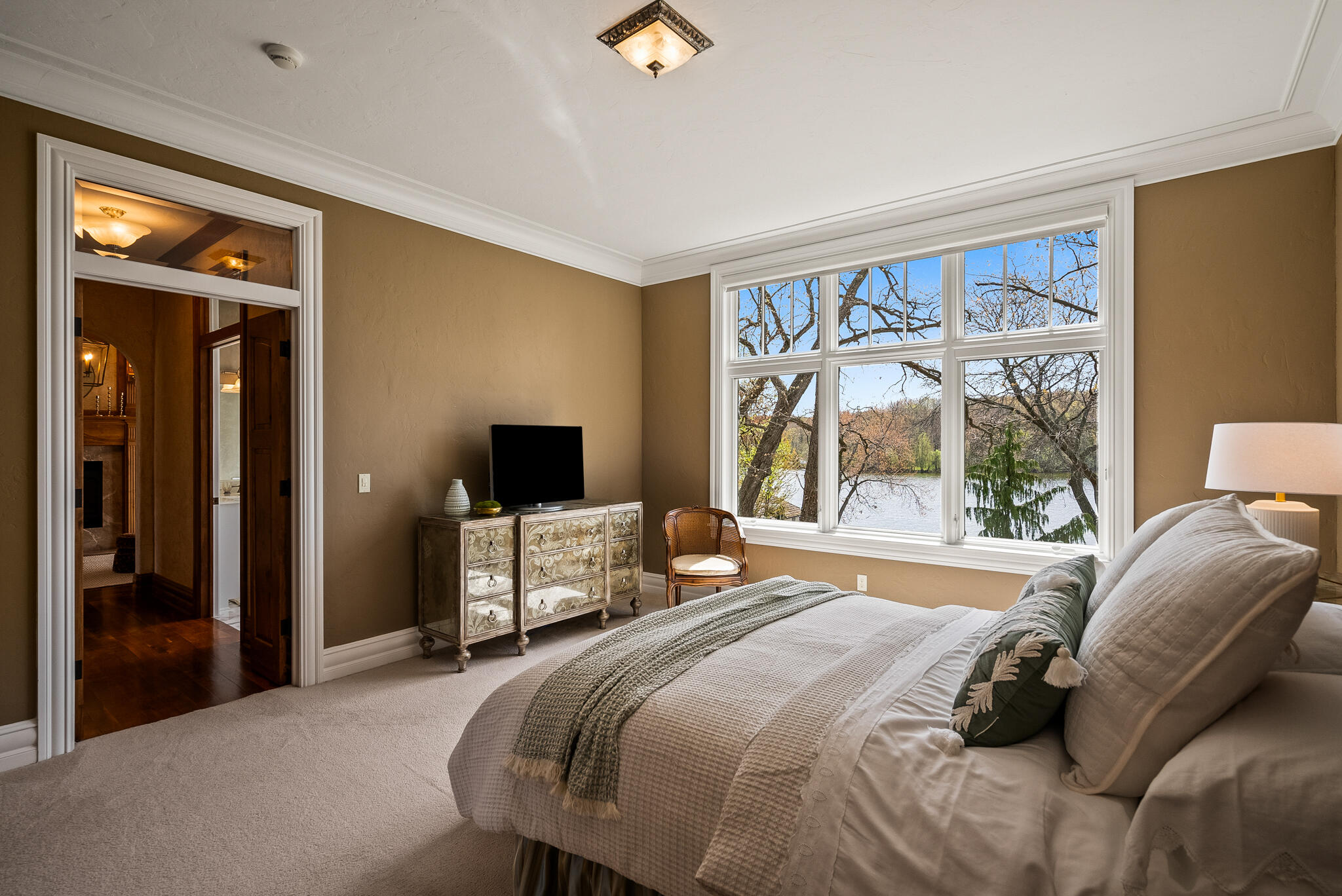 Wisconsin Lake Home for sale (MLS#: 1919354) at 4513 N Hewitts Point Rd, in Oconomowoc Lake, Wisconsin. (16 of 38)