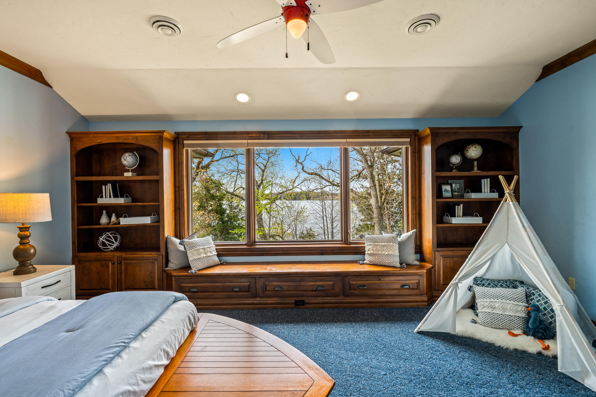Wisconsin Lake Home for sale (MLS#: 1919354) at 4513 N Hewitts Point Rd, in Oconomowoc Lake, Wisconsin. (21 of 38)