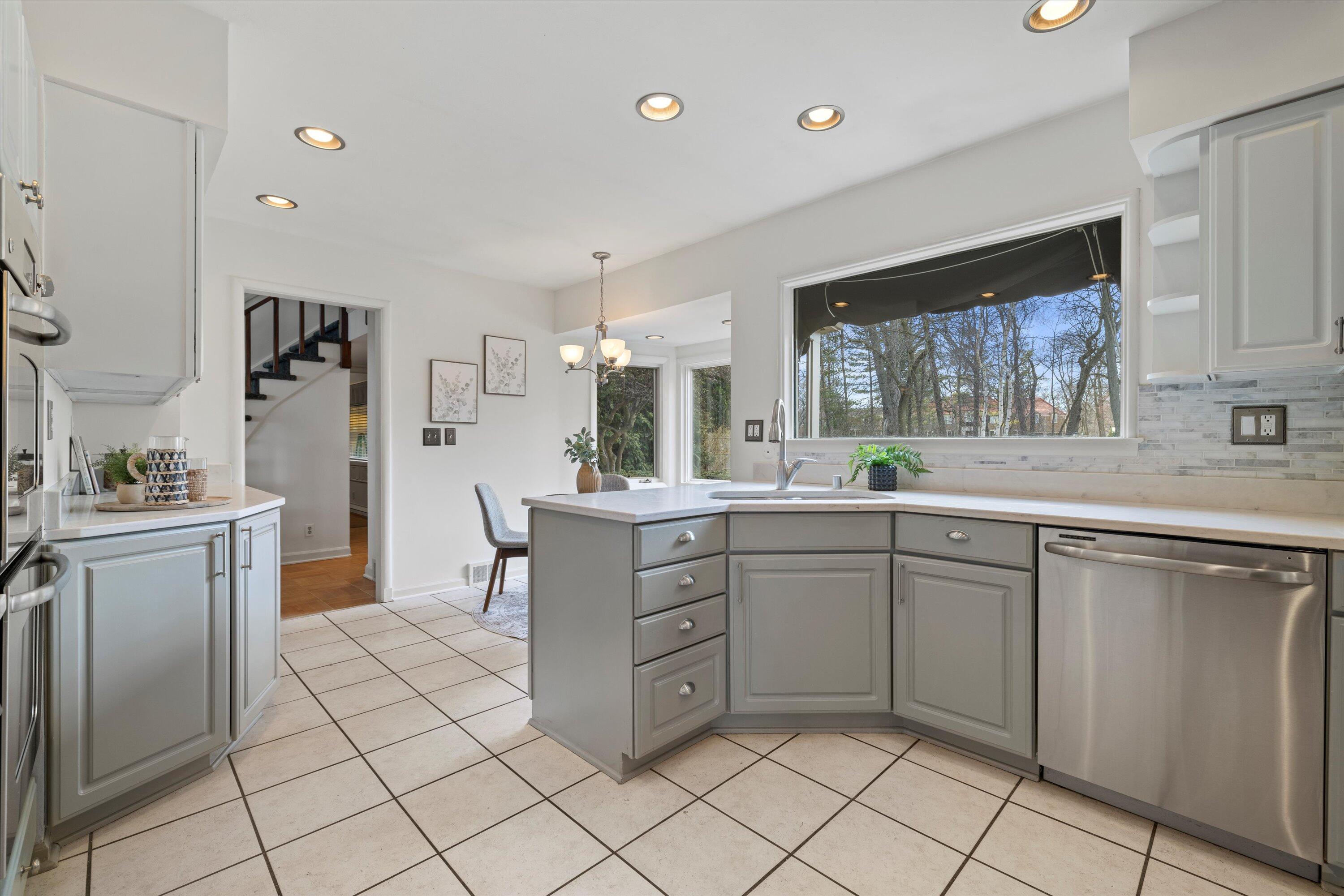 Wisconsin Lake Home for sale (MLS#: 1919762) at 4696 N Lake Dr, in Whitefish Bay, Wisconsin. (19 of 79)