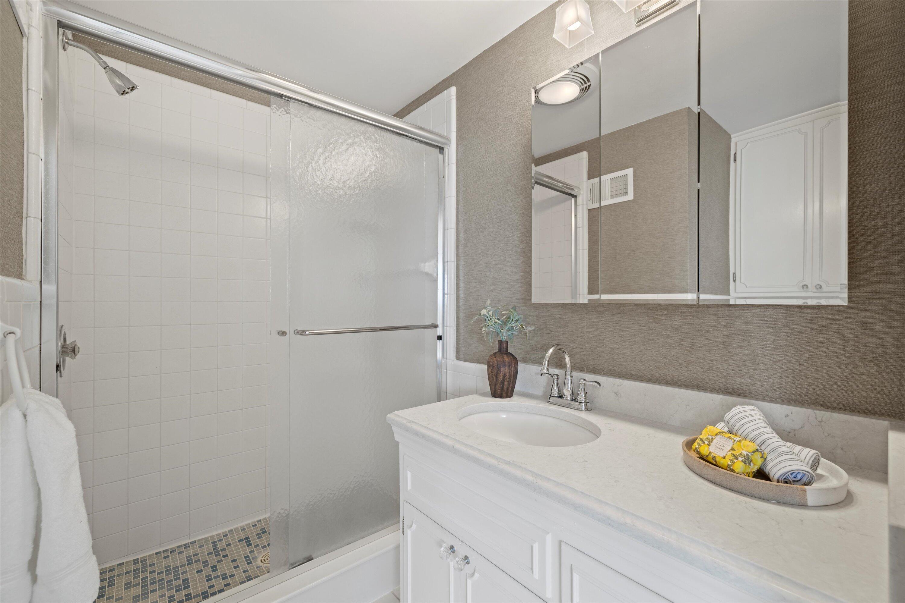 Wisconsin Lake Home for sale (MLS#: 1919762) at 4696 N Lake Dr, in Whitefish Bay, Wisconsin. (27 of 79)